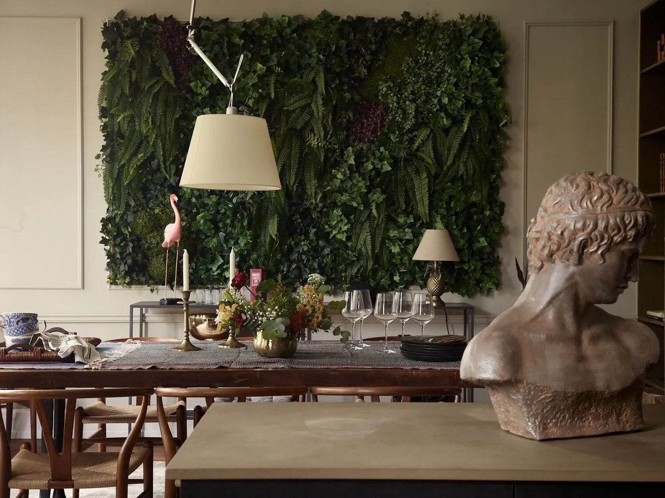 照片：北欧风格厨房与餐厅区域，现代，室内装饰，公寓，瑞典，绿色，米色，棕色，4间或以上，面积90平方米以上 – 网站上的照片