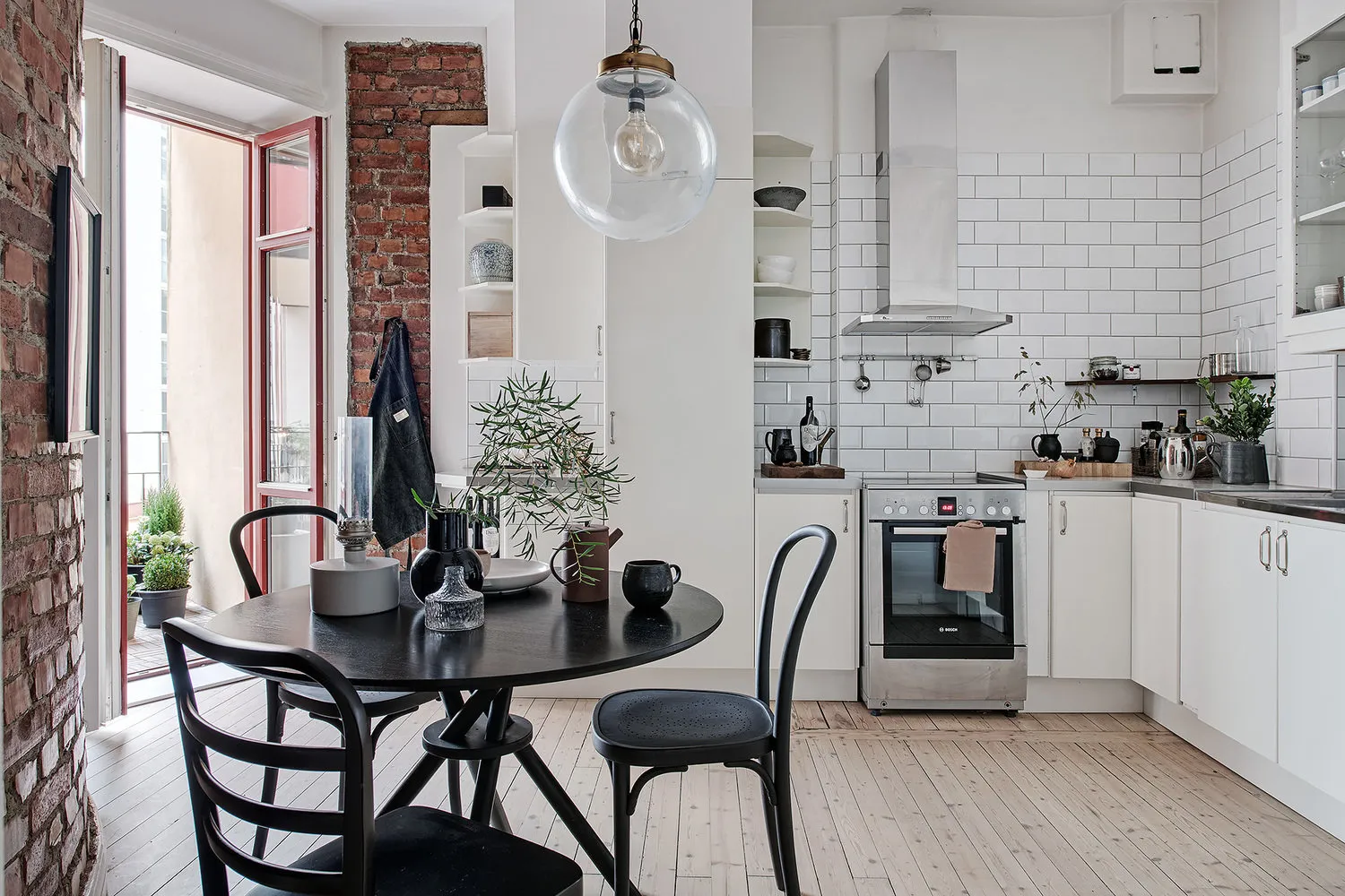 照片：工业风格厨房和餐厅，客厅，北欧，折中主义，室内装饰，公寓，瑞典，白色，米色，斯德哥尔摩，灰色，北欧室内设计，北欧风格装饰，室内北欧风格，2个房间，60-90平方米，艾玛·菲舍尔 – 我们网站上的照片