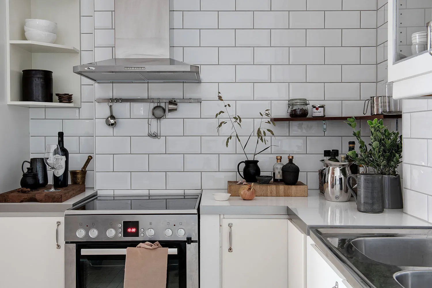 照片：工业风格厨房和餐厅，客厅，北欧，折中主义，室内装饰，公寓，瑞典，白色，米色，斯德哥尔摩，灰色，北欧室内设计，北欧风格装饰，室内北欧风格，2个房间，60-90平方米，艾玛·菲舍尔 – 我们网站上的照片