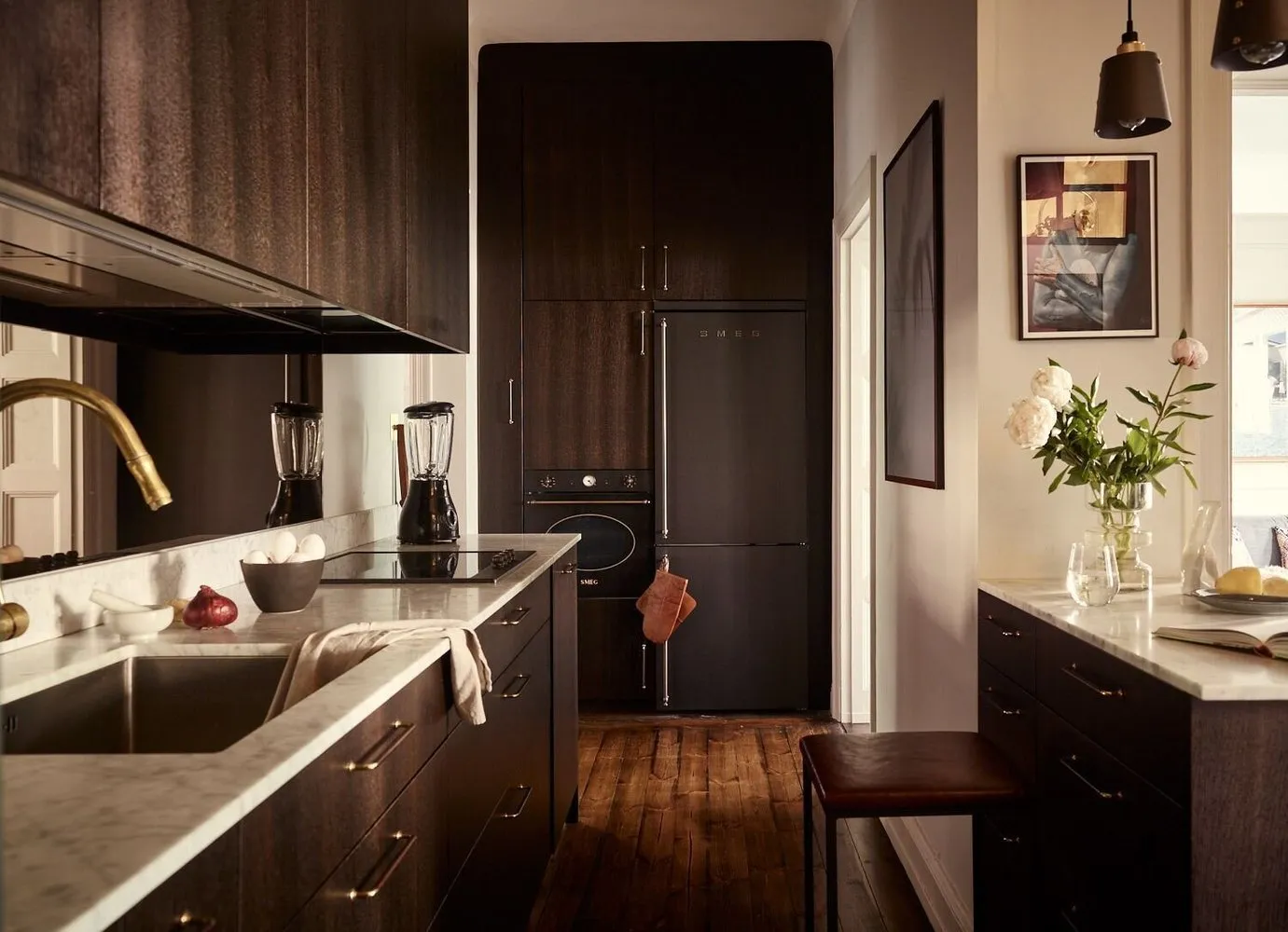 照片：极简风格厨房与餐厅区域，北欧，现代，室内装饰，公寓，瑞典，绿色，米色，棕色，4间或以上，面积90平方米以上 – 网站上的照片