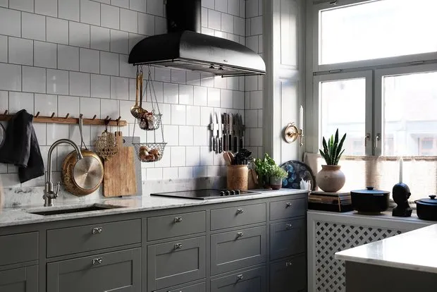 Фотография: Кухня и столовая в стиле Скандинавский, Классический, Современный, Эклектика, Декор интерьера, Квартира, Швеция, Белый, Черный, Стокгольм, как оформить эклектичный интерьер, 3 комнаты, 60-90 метров – фото на нашем сайте