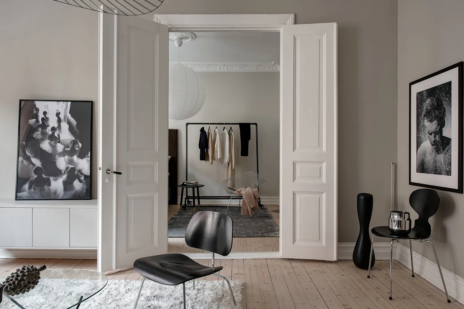 照片：北欧风格客厅，厨房和餐厅，折中主义，室内装饰，公寓，瑞典，白色，米色，斯德哥尔摩，灰色，北欧室内设计，北欧风格装饰，室内北欧风格，2个房间，60-90平方米，艾玛·菲舍尔 – 我们网站上的照片