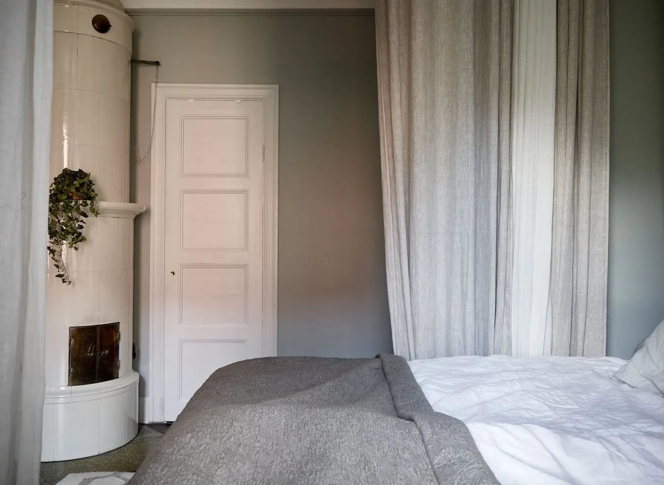 照片：北欧风格卧室，现代，室内装饰，公寓，瑞典，绿色，米色，棕色，4间或以上，面积90平方米以上 – 网站上的照片