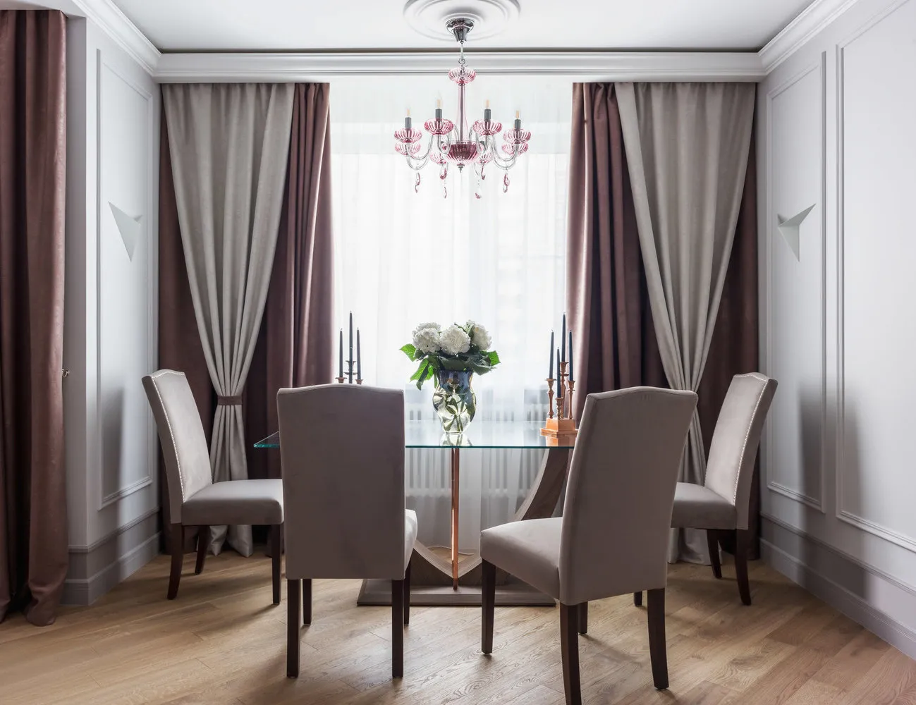 照片：厨房和餐厅在现代、古典、折中主义、室内装饰、极简主义、线条、Malitskikh工作室、Valeria Dan'kovskaya、Sergy Makhov、Nadezhda Kiselykova、One Line Design、线条装饰、壁龛、Karina Rimik、线条、踢脚线、插座、建筑装饰 – 照片在我们网站上