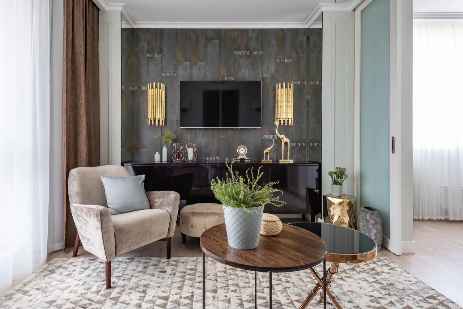 照片：客厅在现代、古典、折中主义、室内装饰、极简主义、线条、Malitskikh工作室、Valeria Dan'kovskaya、Sergy Makhov、Nadezhda Kiselykova、One Line Design、线条装饰、壁龛、Karina Rimik、线条、踢脚线、插座、建筑装饰 – 照片在我们网站上