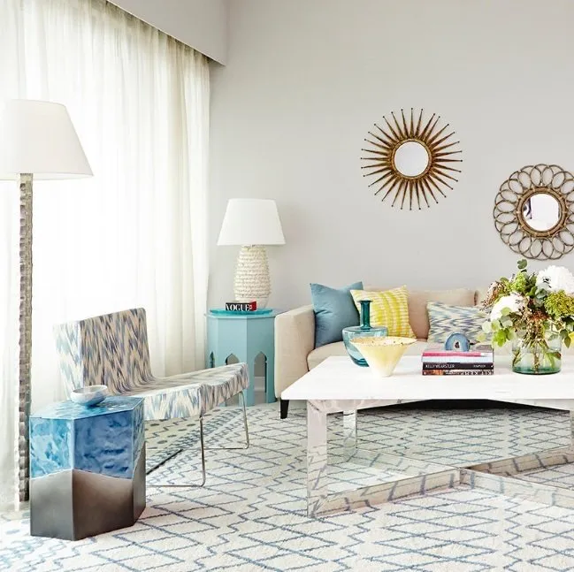 照片：混合风格客厅，现代，室内装饰，公寓 – 我们网站上的照片