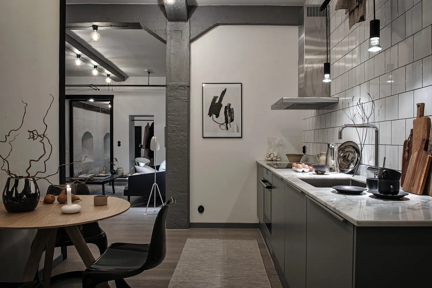 照片：阁楼厨房与餐厅，室内装饰，瑞典，白色，黑色，斯德哥尔摩，2室，40-60平方米 – 我们网站上的照片