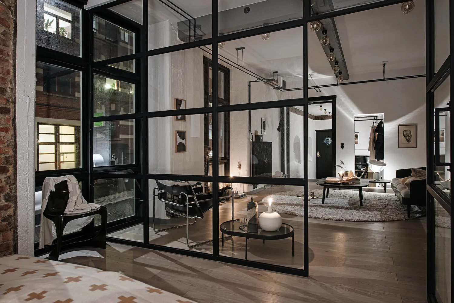 照片：阁楼客厅，室内装饰，瑞典，白色，黑色，斯德哥尔摩，2室，40-60平方米 – 我们网站上的照片