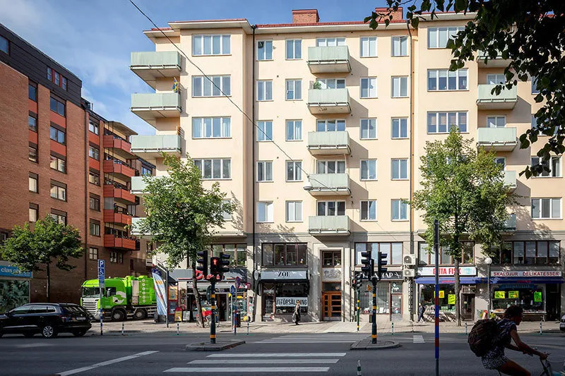 照片：厨房与餐厅区域，现代北欧风格，室内装饰，公寓，白色，粉色，40-60平方米 – 网站上的照片