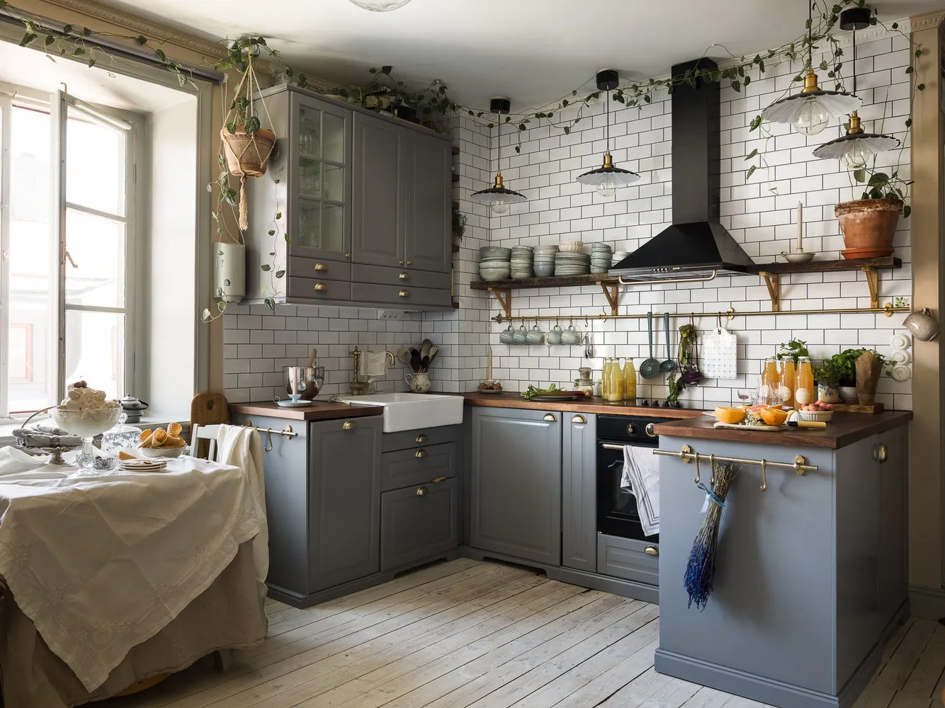 照片：普罗旺斯与乡村风格厨房及餐厅，室内装饰，公寓，装饰，白色、米色、粉色，3室，40-60平方米 – 网站上的照片