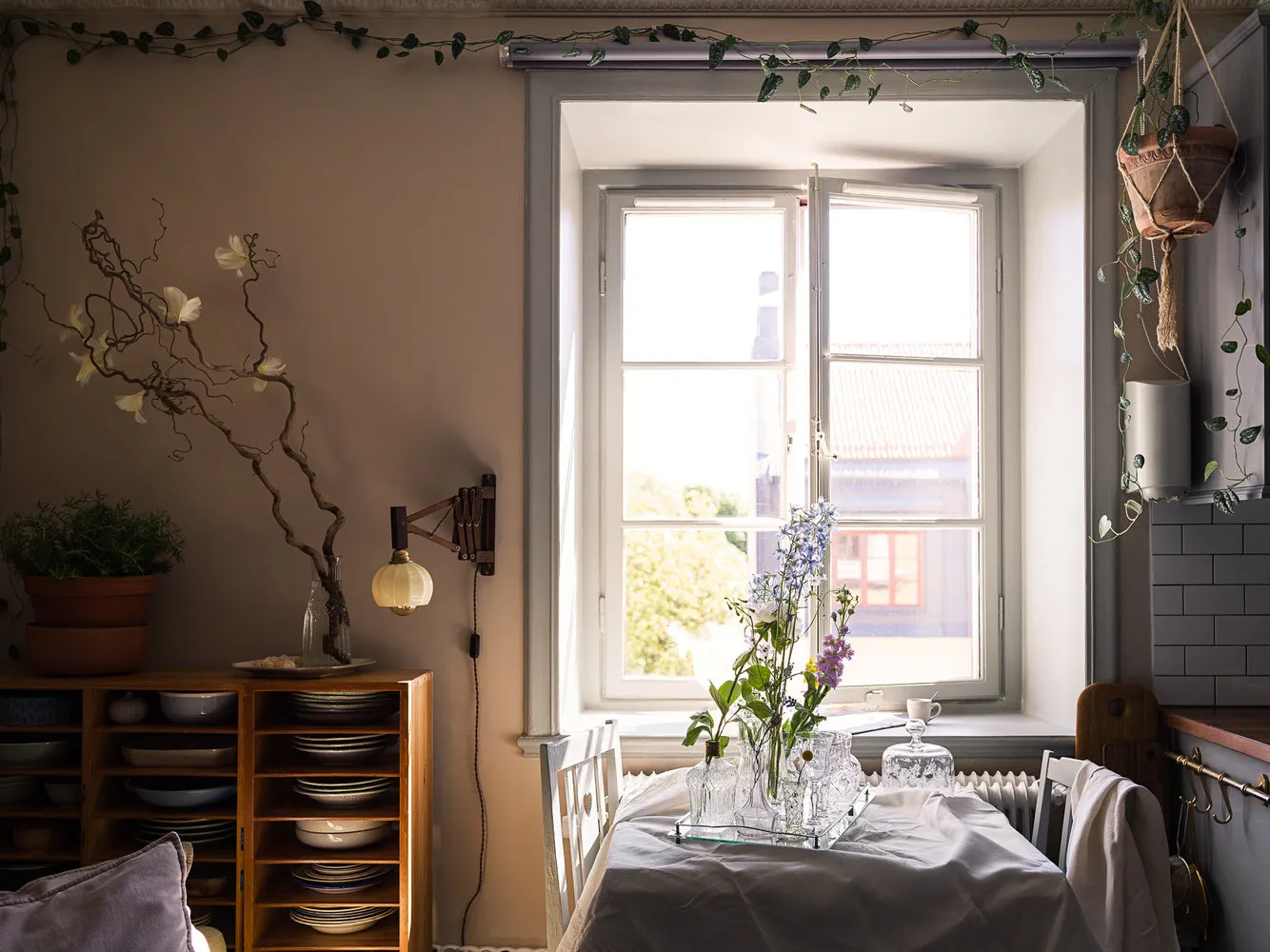 照片：普罗旺斯与乡村风格厨房及餐厅，室内装饰，公寓，装饰，白色、米色、粉色，3室，40-60平方米 – 网站上的照片