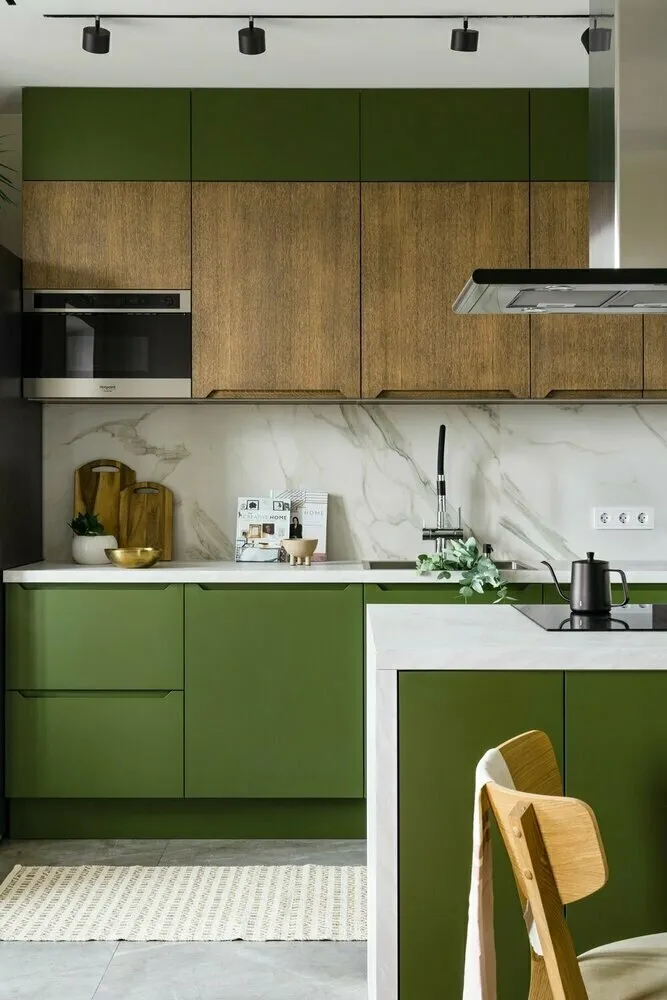 Ejemplo exitoso del diseñador Lubov Utkina: para evitar errores, use tres o cuatro tonos tranquilos como base (en este caso, madera, verde, gris y blanco).