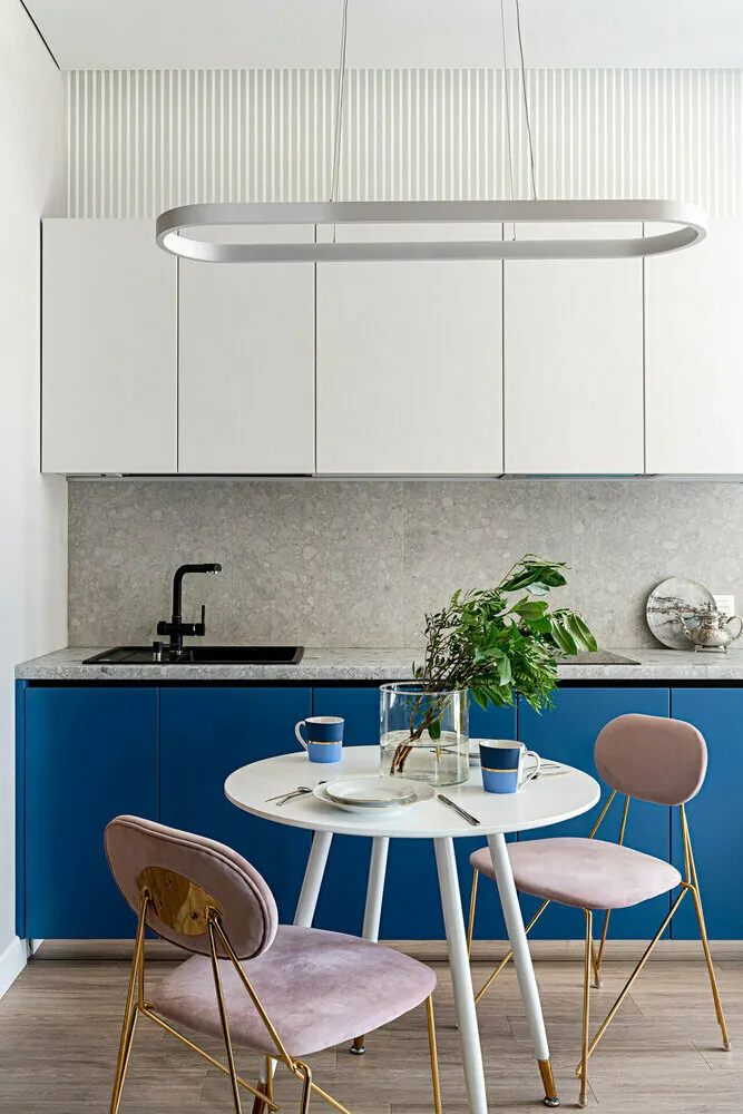 Ejemplo exitoso del diseñador Margarita Kalinina. ¿Tienes miedo de complicarte? Prefiere soluciones probadas, y un foco en la habitación puede ayudar a crear un nuevo iluminador.