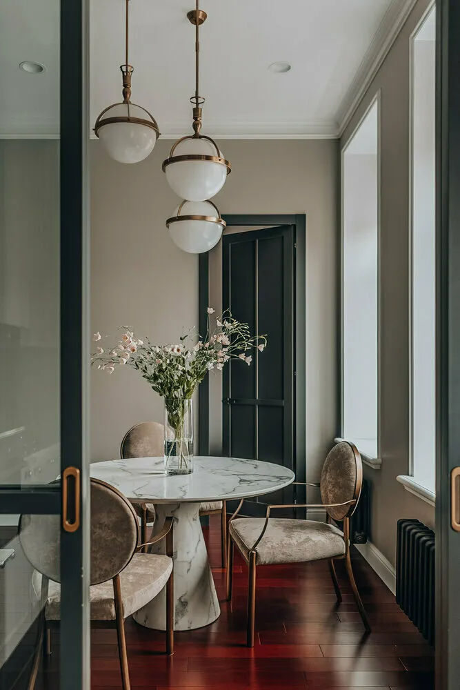 Ejemplo exitoso del diseñador Natalia Komova: el techo blanco combina bien con paredes de color. Para evitar errores, se puede usar un listón de techo elegante.