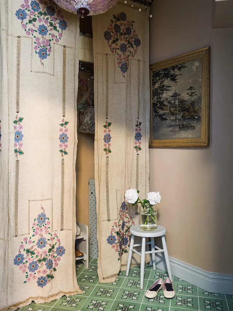 照片：普罗旺斯与乡村风格走廊，室内装饰，公寓，装饰，白色、米色、粉色，3室，40-60平方米 – 网站上的照片