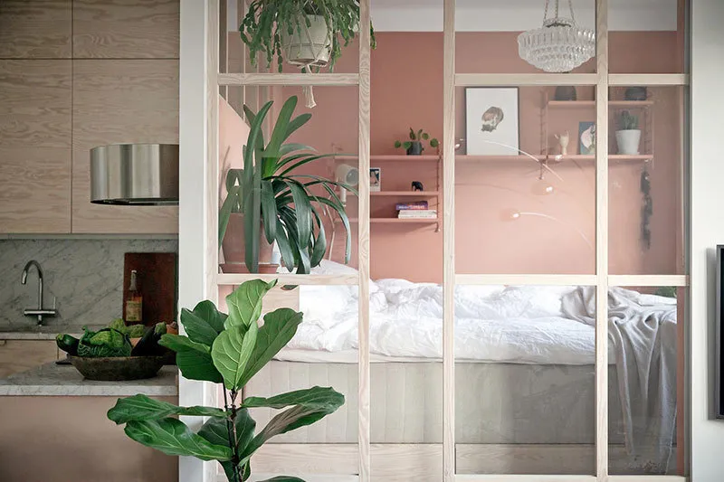 照片：北欧现代风格卧室，室内装饰，公寓，白色，粉色，40-60平方米 – 网站上的照片