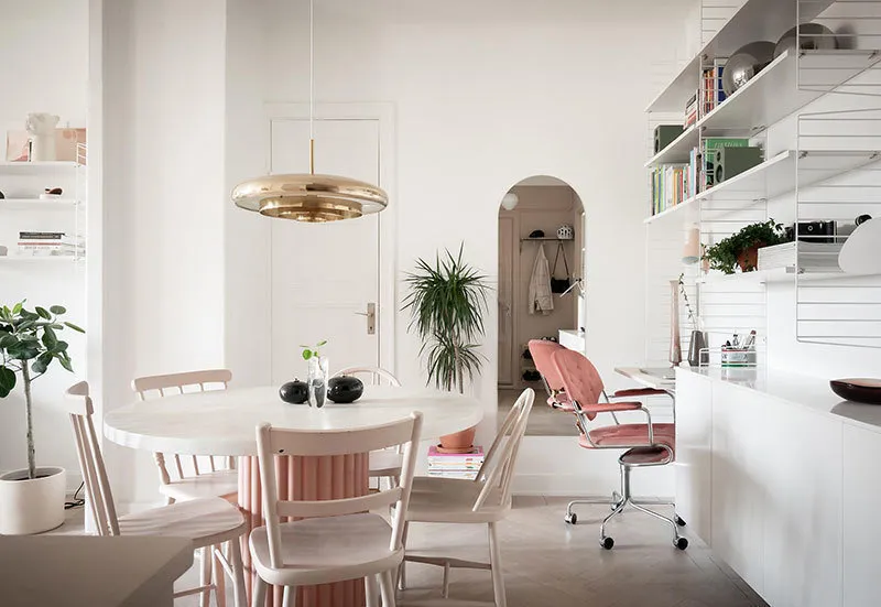 照片：北欧现代风格厨房与餐厅区域，室内装饰，公寓，白色，粉色，40-60平方米 – 网站上的照片