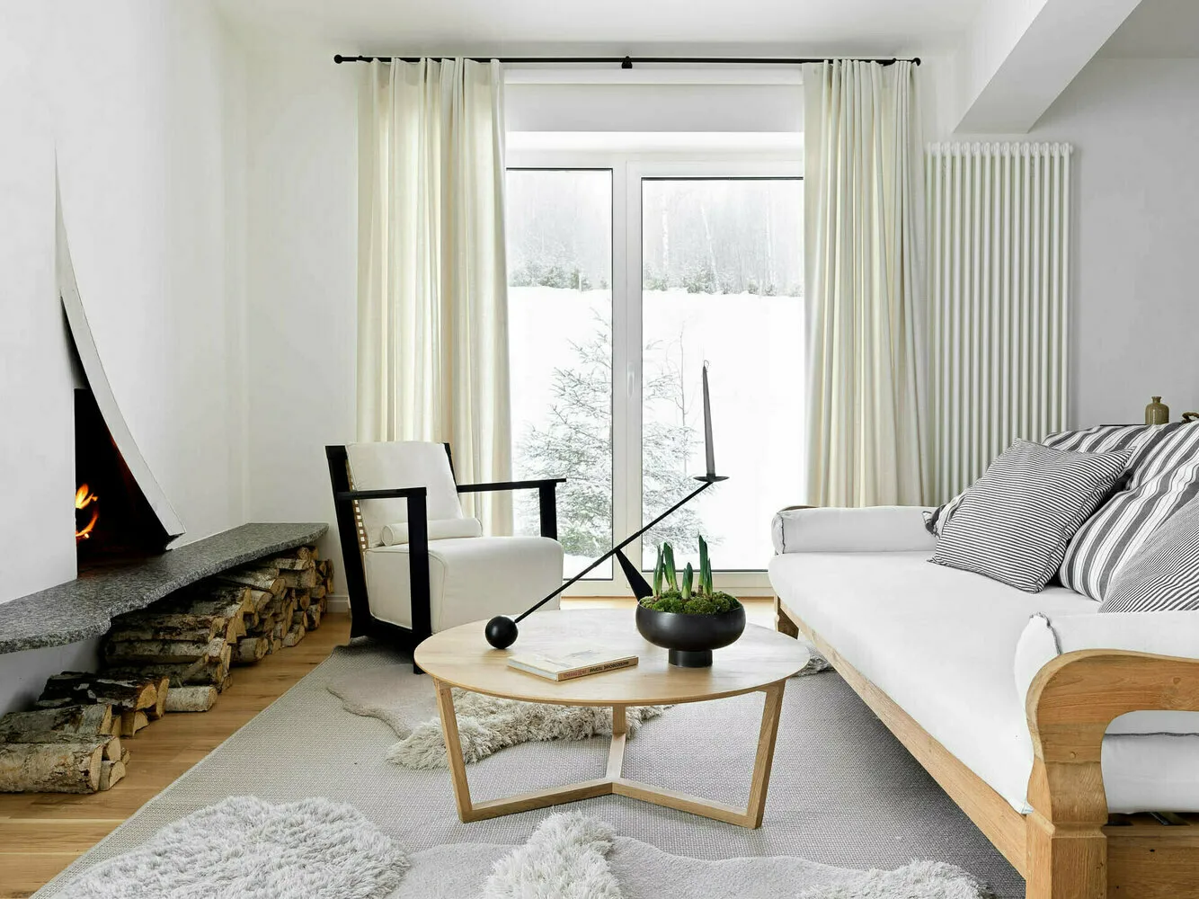 Ejemplo exitoso de la estudio S-style: este interior está decorado en estilo nórdico con todos sus elementos — uso de madera, tonos claros, atención al decorado. Se ve muy elegante y armónico.