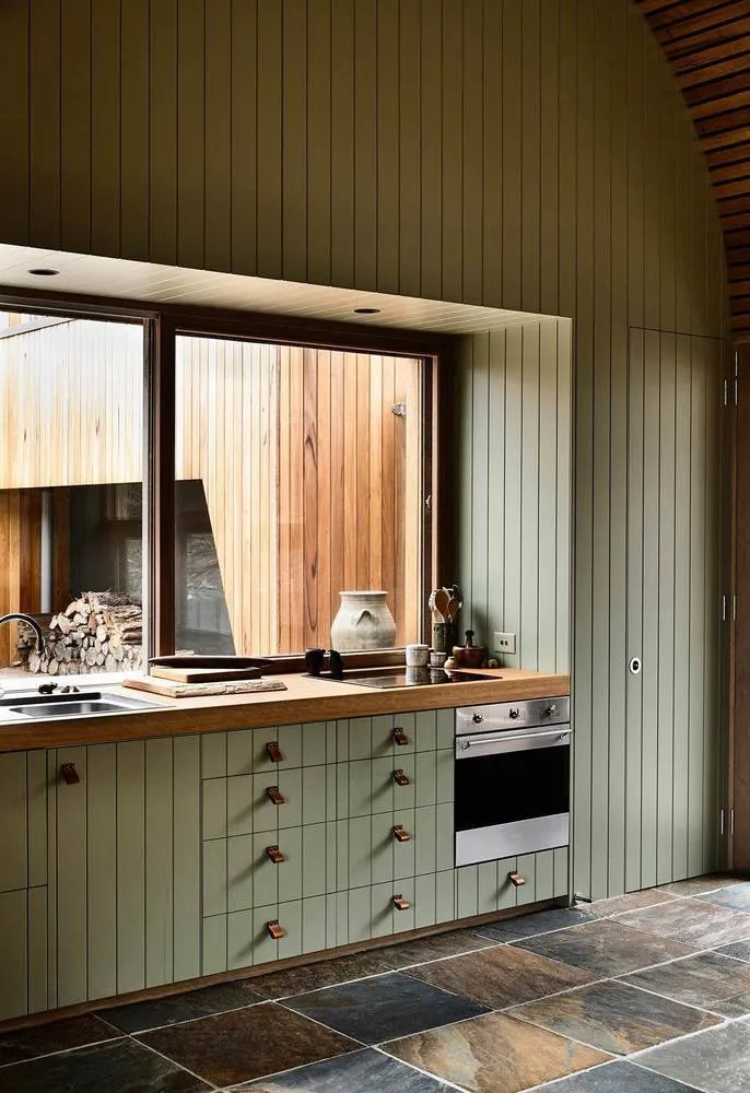 照片:普罗旺斯与小屋风格的厨房和餐厅,极简、绿色、棕色、生态、房屋与小屋 – 我们网站上的照片