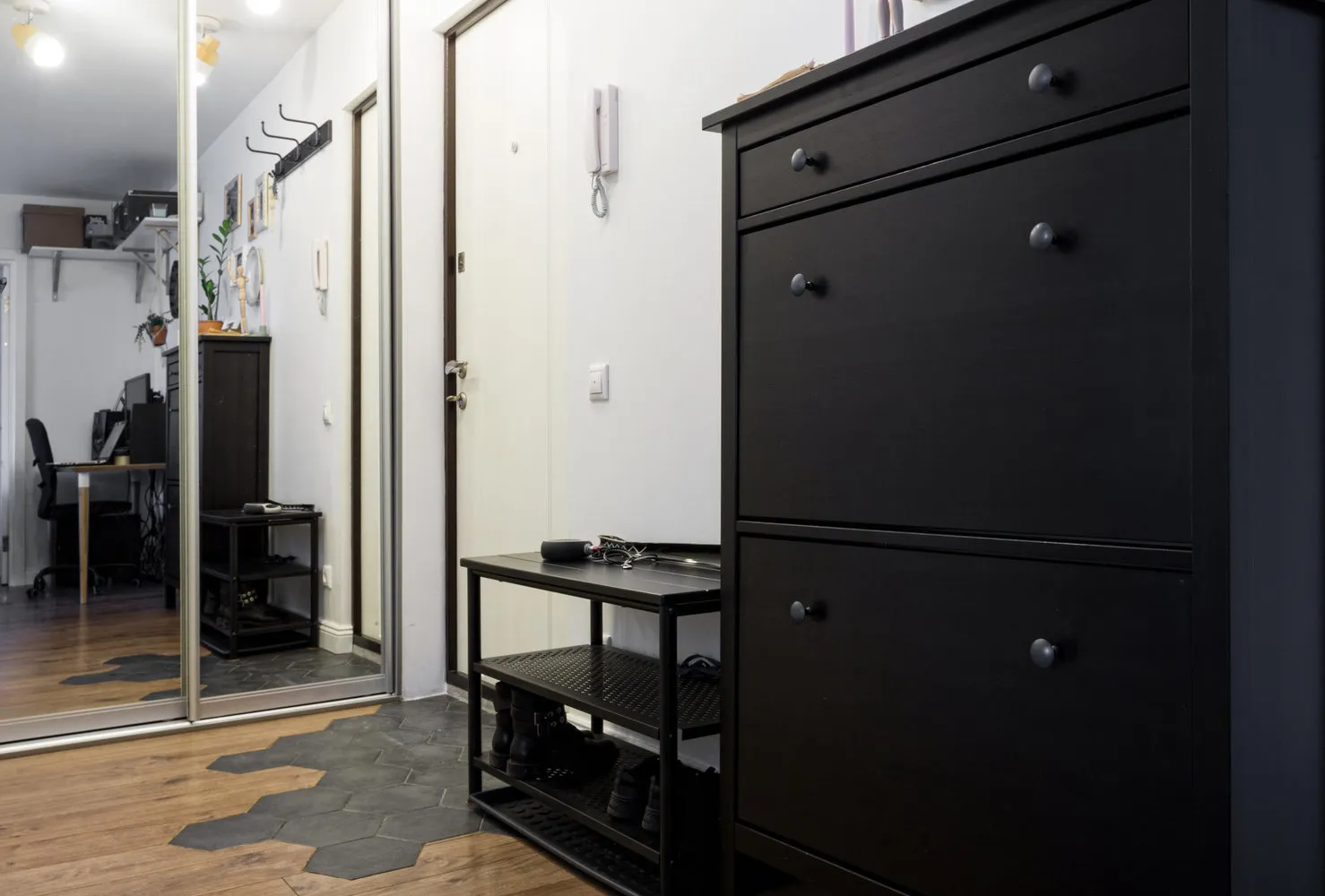 照片：斯堪的纳维亚风格玄关，指南，Marina Sarkisyan，LOGOVO，Olga Berkova，Margarita Rasskazova，Anastasia Rykova，INT2architecture，TB Design，Ekaterina Vokina，Galina Berezkina，Nadezhda Macii，Natalie Katsutsivichius – 我们网站上的照片