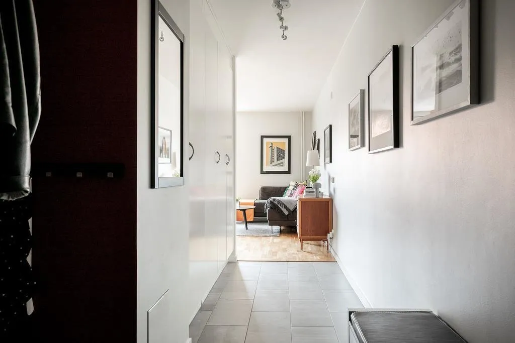 Photo : Entrée en style Scandinave, Classique, Décoration d'intérieur, Appartement, Suède, Blanc, Rouge, Gris, 2 chambres, Plus de 90 mètres – photo sur notre site