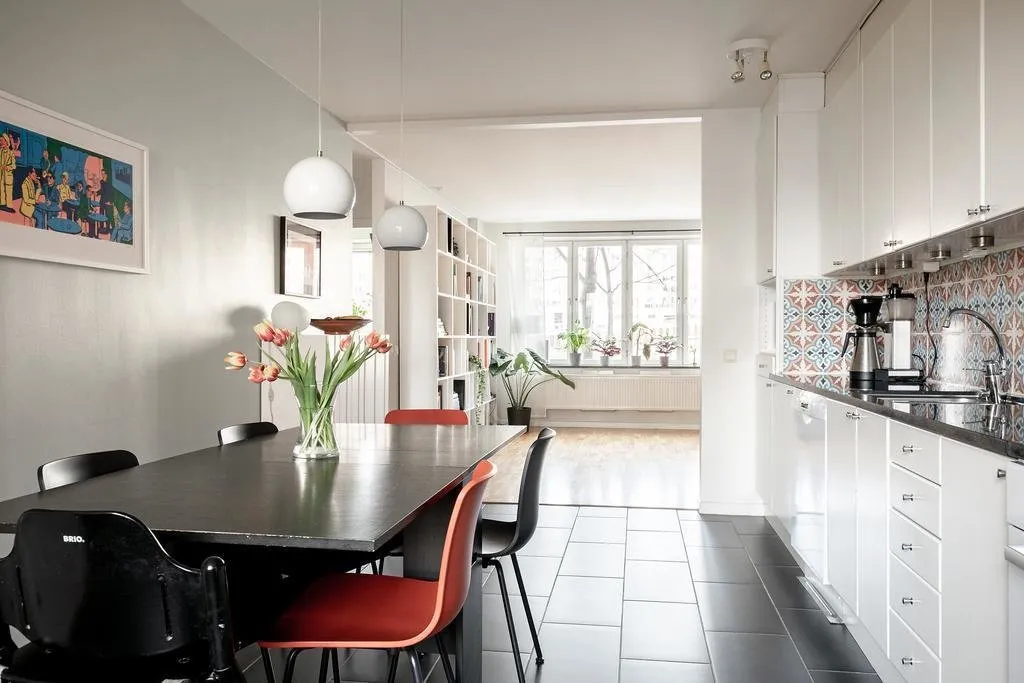 Photo : Cuisine et salle à manger en style Scandinave, Classique, Décoration d'intérieur, Appartement, Suède, Blanc, Rouge, Gris, 2 chambres, Plus de 90 mètres – photo sur notre site