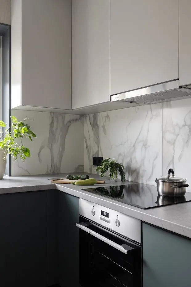 Para el faldón de la cocina se eligió cerámica granítica con acabado de mármol.