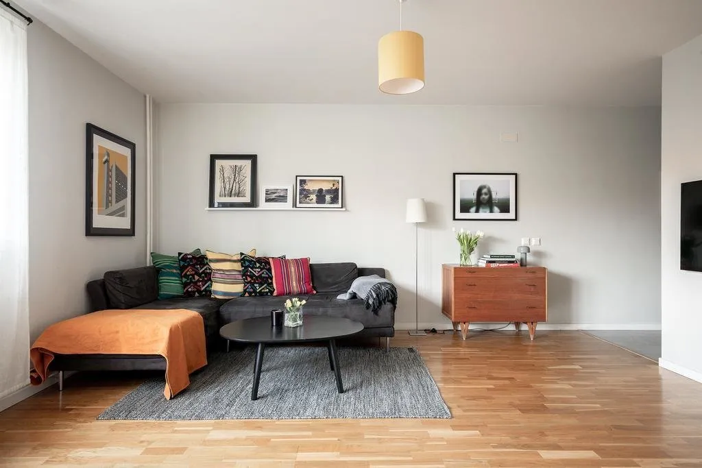 Photo : Salon en style Scandinave, Classique, Décoration d'intérieur, Appartement, Suède, Blanc, Rouge, Gris, 2 chambres, Plus de 90 mètres – photo sur notre site