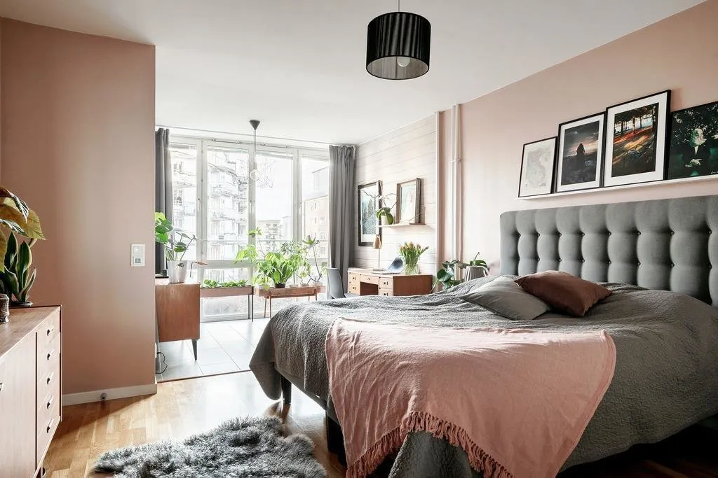 Photo : Chambre à coucher en style Scandinave, Classique, Décoration d'intérieur, Appartement, Suède, Blanc, Rouge, Gris, 2 chambres, Plus de 90 mètres – photo sur notre site