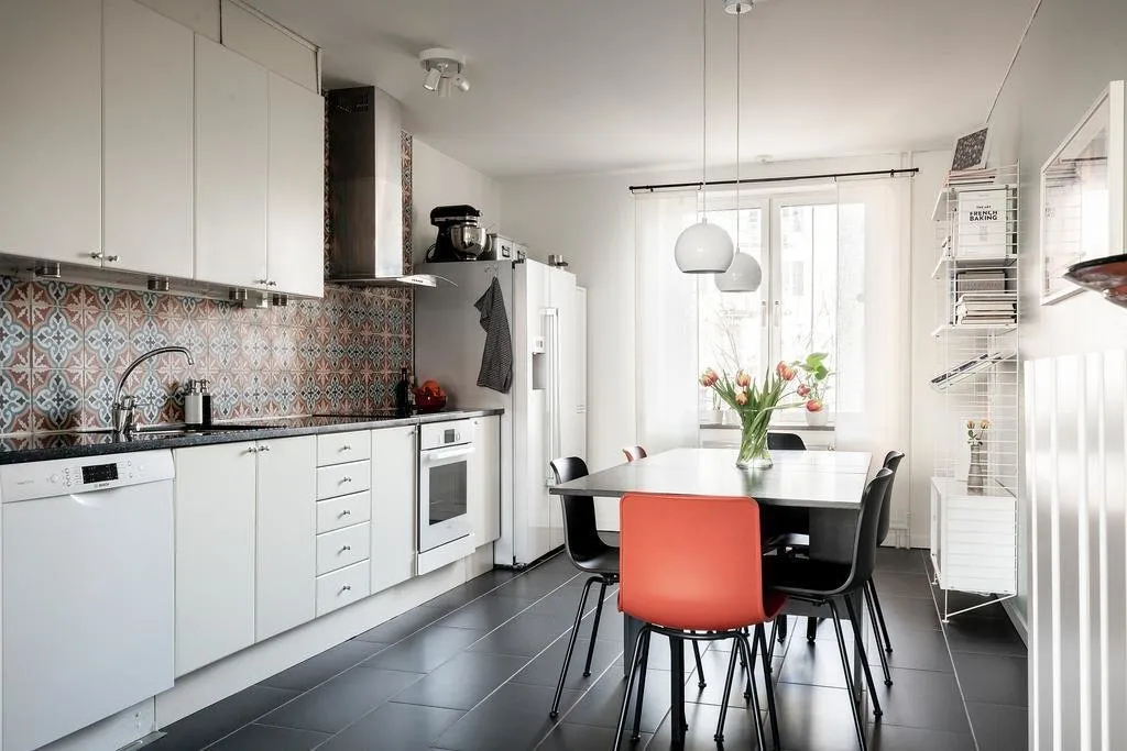 Photo : Cuisine et salle à manger en style Scandinave, Classique, Décoration d'intérieur, Appartement, Suède, Blanc, Rouge, Gris, 2 chambres, Plus de 90 mètres – photo sur notre site