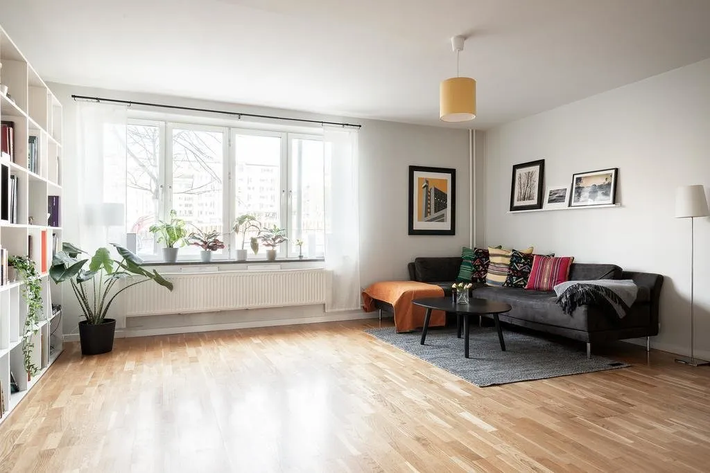 Photo : Salon en style Scandinave, Classique, Décoration d'intérieur, Appartement, Suède, Blanc, Rouge, Gris, 2 chambres, Plus de 90 mètres – photo sur notre site