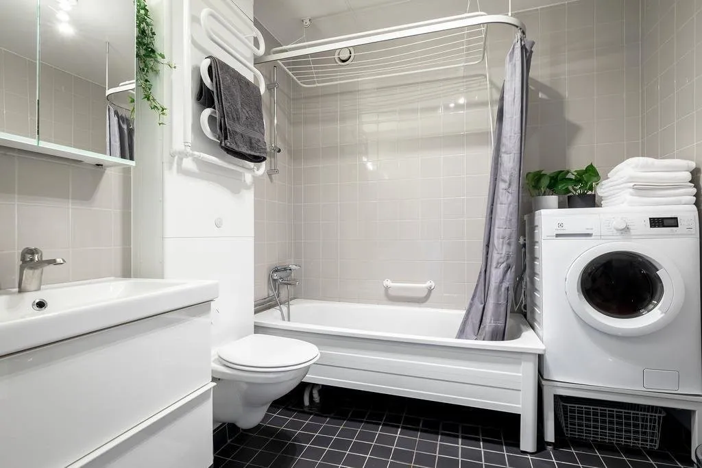 Photo : Salle de bain en style Scandinave, Classique, Décoration d'intérieur, Appartement, Suède, Blanc, Rouge, Gris, 2 chambres, Plus de 90 mètres – photo sur notre site