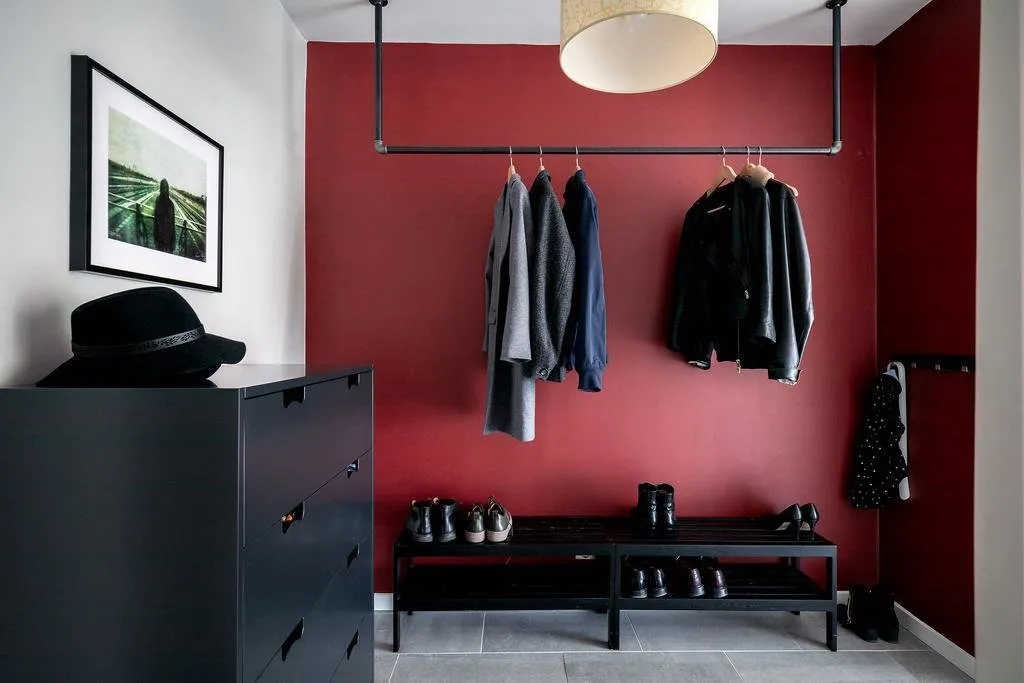 Photo : Entrée en style Scandinave, Classique, Décoration d'intérieur, Appartement, Suède, Blanc, Rouge, Gris, 2 chambres, Plus de 90 mètres – photo sur notre site