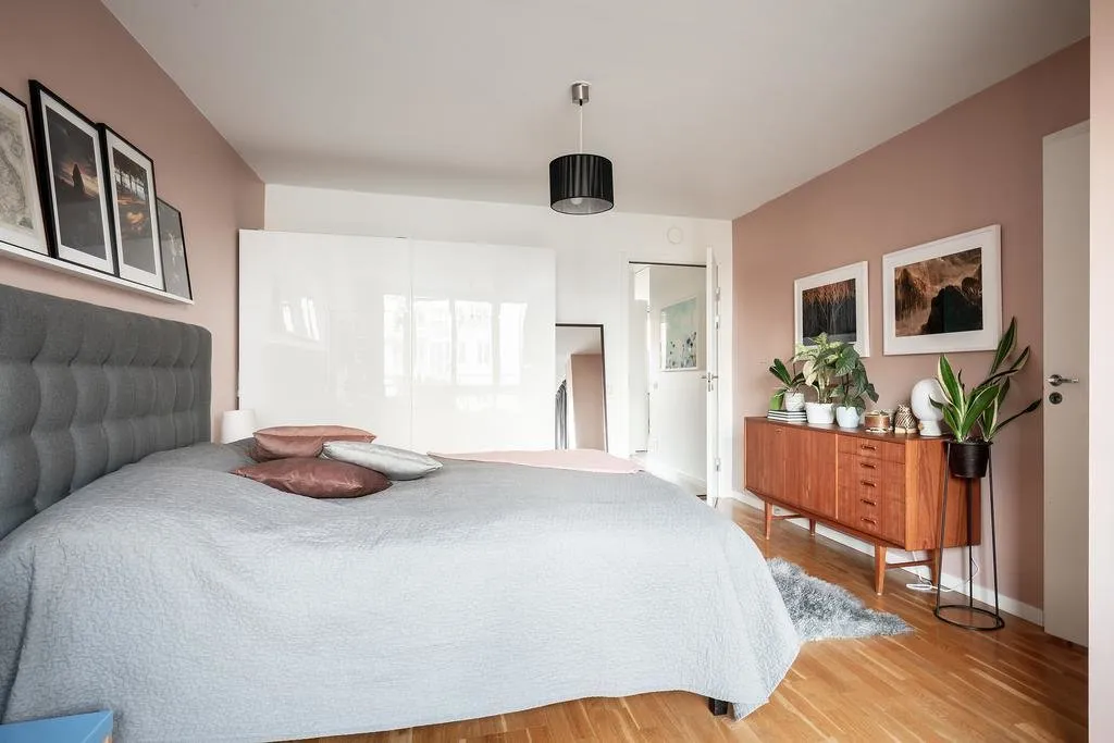 Photo : Chambre à coucher en style Scandinave, Classique, Décoration d'intérieur, Appartement, Suède, Blanc, Rouge, Gris, 2 chambres, Plus de 90 mètres – photo sur notre site