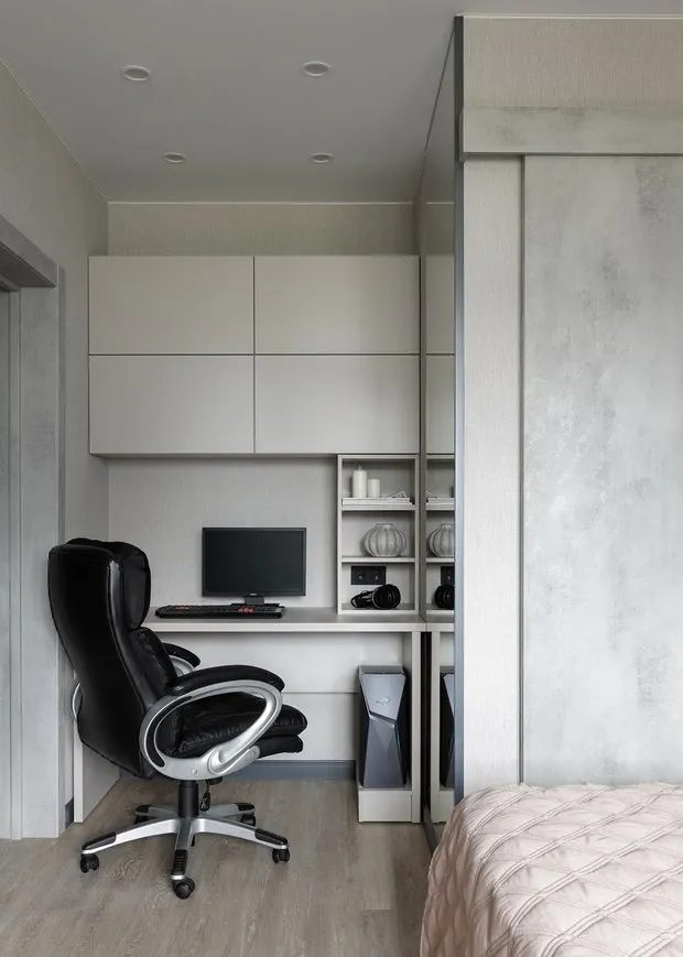 Además de la habitación de guardarropa, en la habitación principal había espacio suficiente para una mesa de trabajo completa con sistemas de almacenamiento.