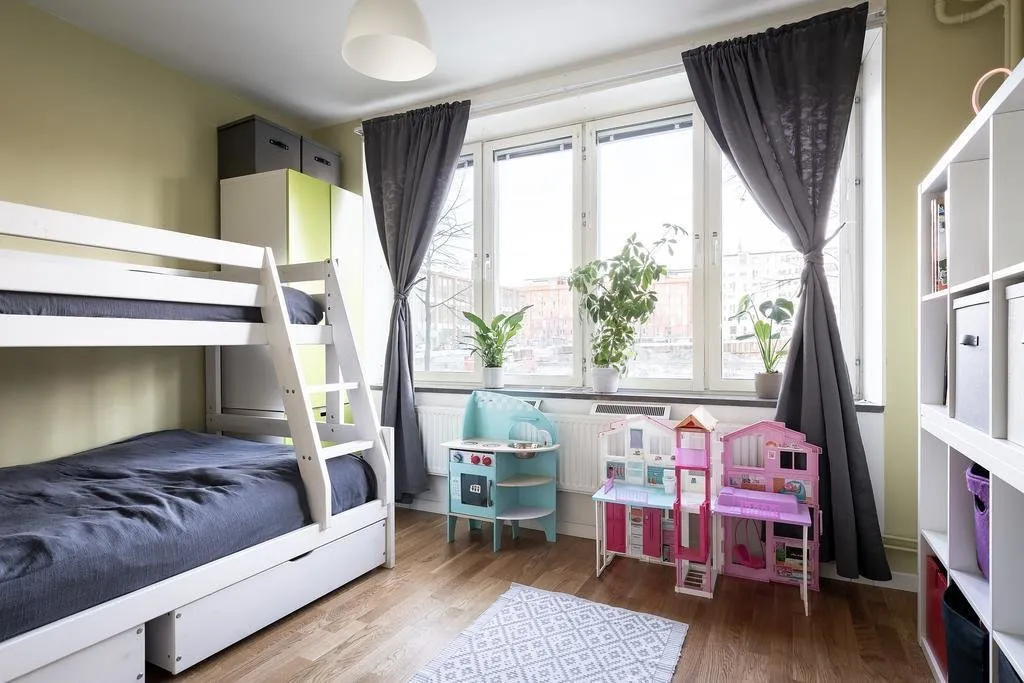 Photo : Chambre d'enfant en style Scandinave, Classique, Décoration d'intérieur, Appartement, Suède, Blanc, Rouge, Gris, 2 chambres, Plus de 90 mètres – photo sur notre site