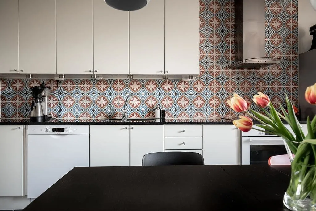 Photo : Cuisine et salle à manger en style Scandinave, Classique, Décoration d'intérieur, Appartement, Suède, Blanc, Rouge, Gris, 2 chambres, Plus de 90 mètres – photo sur notre site