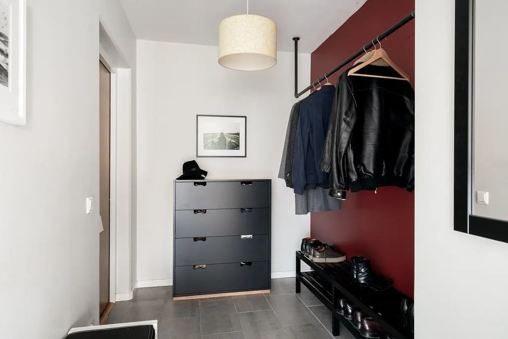Photo : Entrée en style Scandinave, Classique, Décoration d'intérieur, Appartement, Suède, Blanc, Rouge, Gris, 2 chambres, Plus de 90 mètres – photo sur notre site