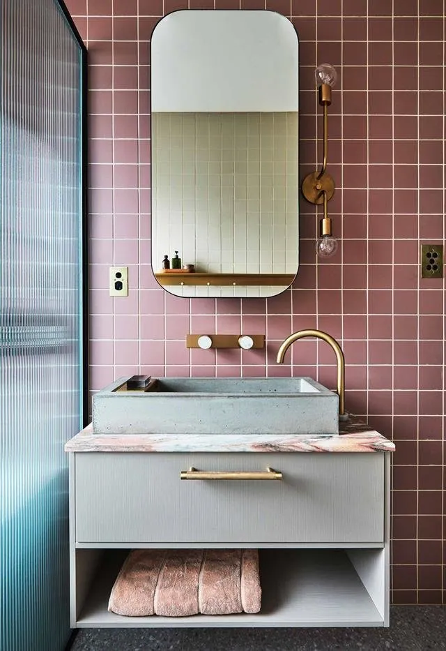 照片:斯堪的纳维亚浴室,室内装饰,公寓,灰色,粉色,悉尼 – 我们网站上的照片