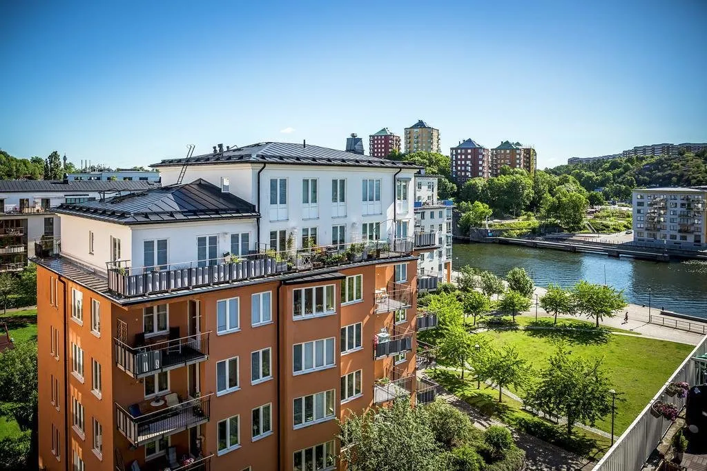 Photo : Cuisine et salle à manger en style Scandinave, Classique, Décoration d'intérieur, Appartement, Suède, Blanc, Rouge, Gris, 2 chambres, Plus de 90 mètres – photo sur notre site