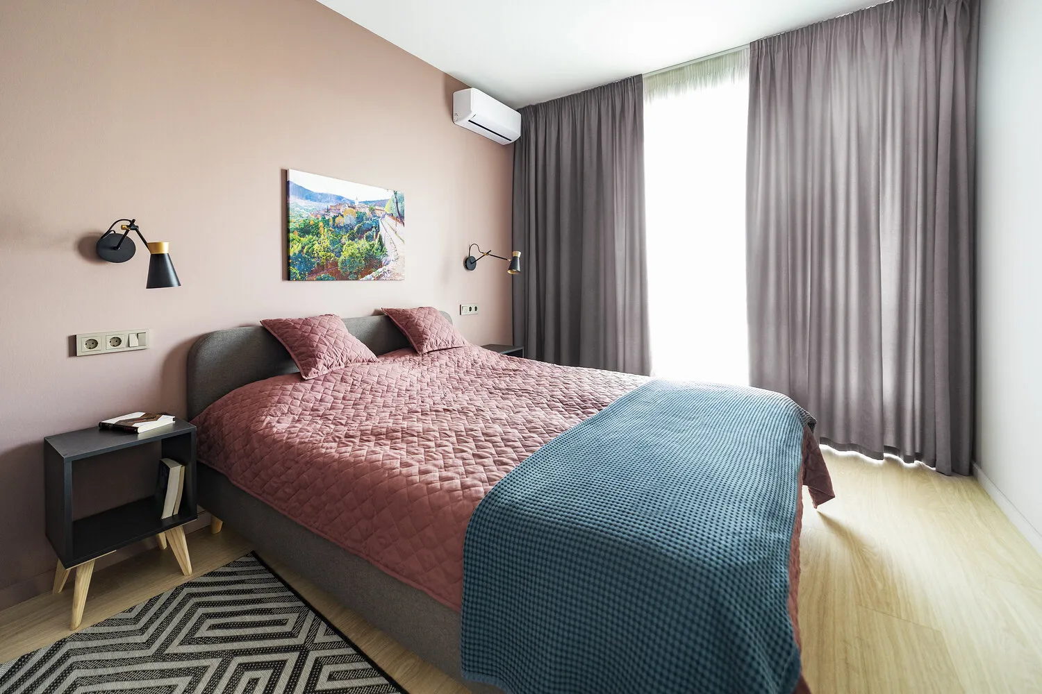 La cama en la habitación principal se eligió con mecanismo elevador y cajón incorporado para almacenamiento adicional.