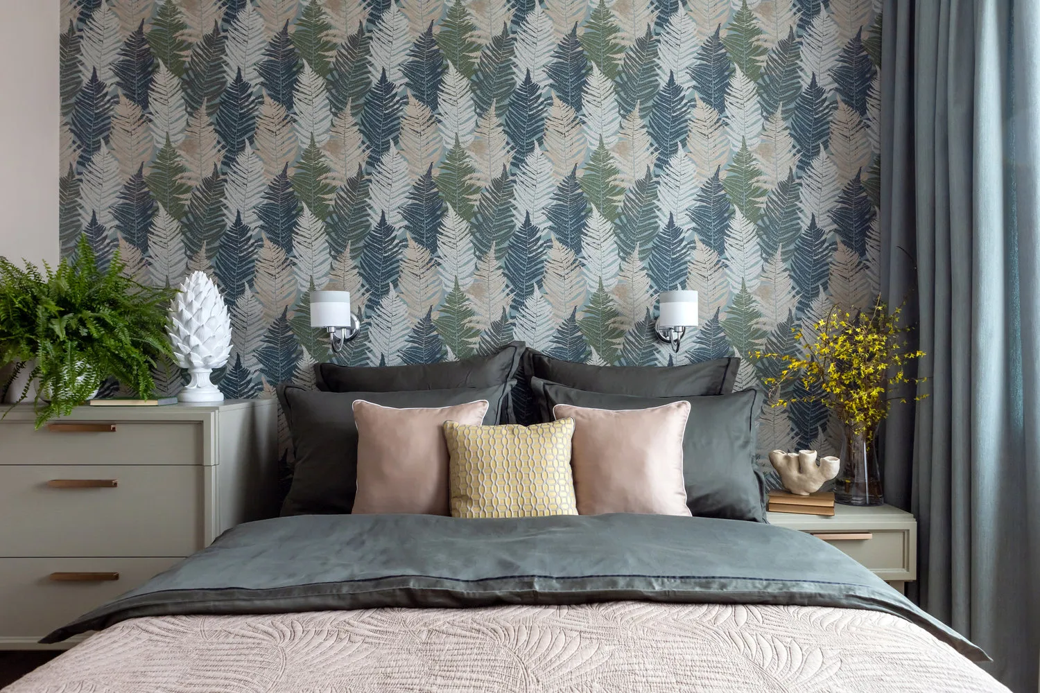 Patrón en el papel pintado se complementó con textil y decoración.