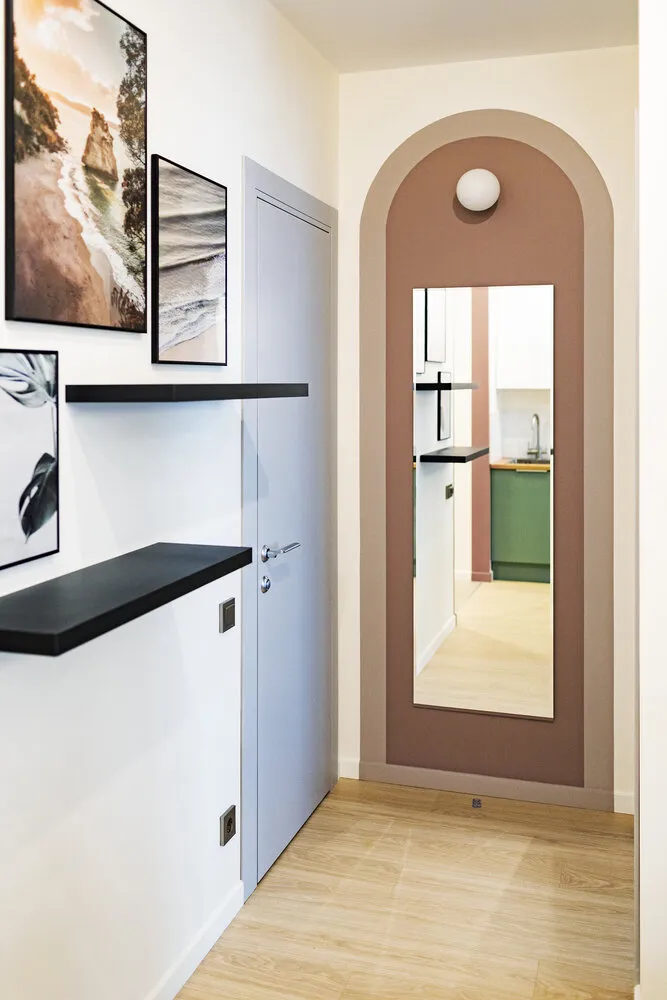 Encima del espejo está instalada una lámpara con sensor de movimiento, que sirve como iluminación nocturna.