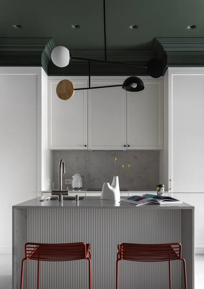 La revestimiento de la barra de cocina, la encimera y el delantal de la cocina se hicieron con cuarzo que imita el mármol natural. Es un material práctico, incluso se pueden colocar sartenes calientes y calientes encima. Lo único es que para evitar rayones no se debe cortar directamente sobre él.