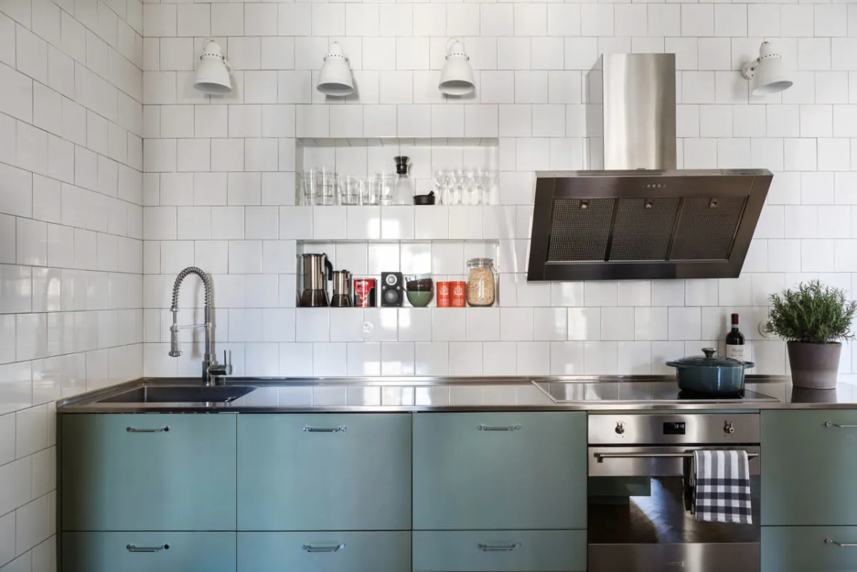 照片：斯堪的纳维亚风格厨房与餐厅，室内装饰，公寓 – 我们网站上的照片