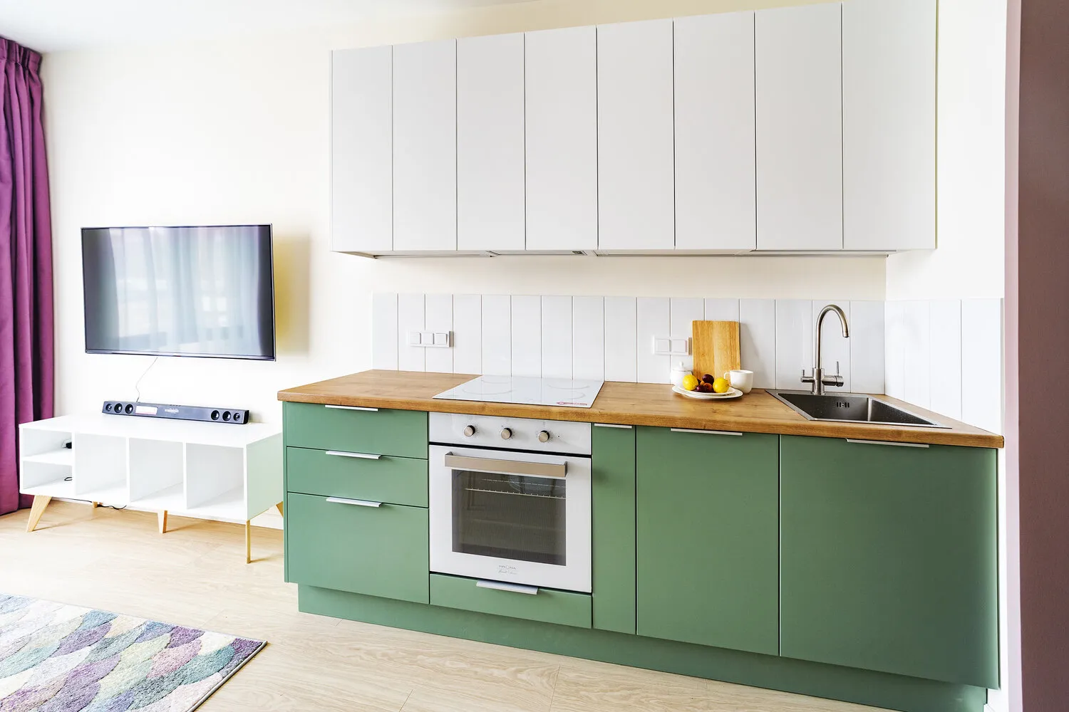 Gracias a que el refrigerador está oculto en una repisa tras una puerta corredera frente a la cocina, se logró mantener la ligereza visual de toda la composición y dar más espacio a la zona de la sala de estar.