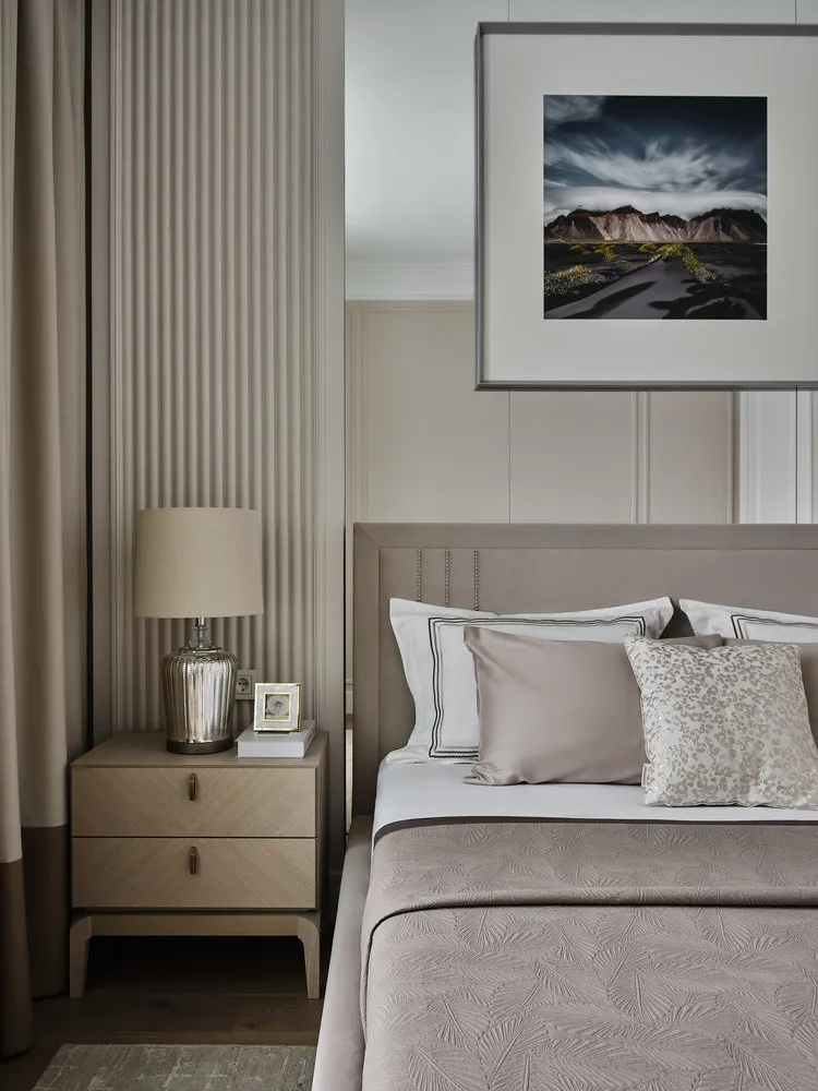 Foto con paisaje islandés sobre la cama comprada de un fotógrafo, impresa y enmarcada con bisel.