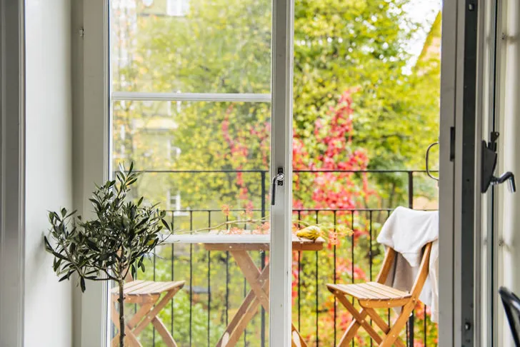 照片：北欧风格阳台，室内装饰，小公寓，公寓——我们网站上的照片
