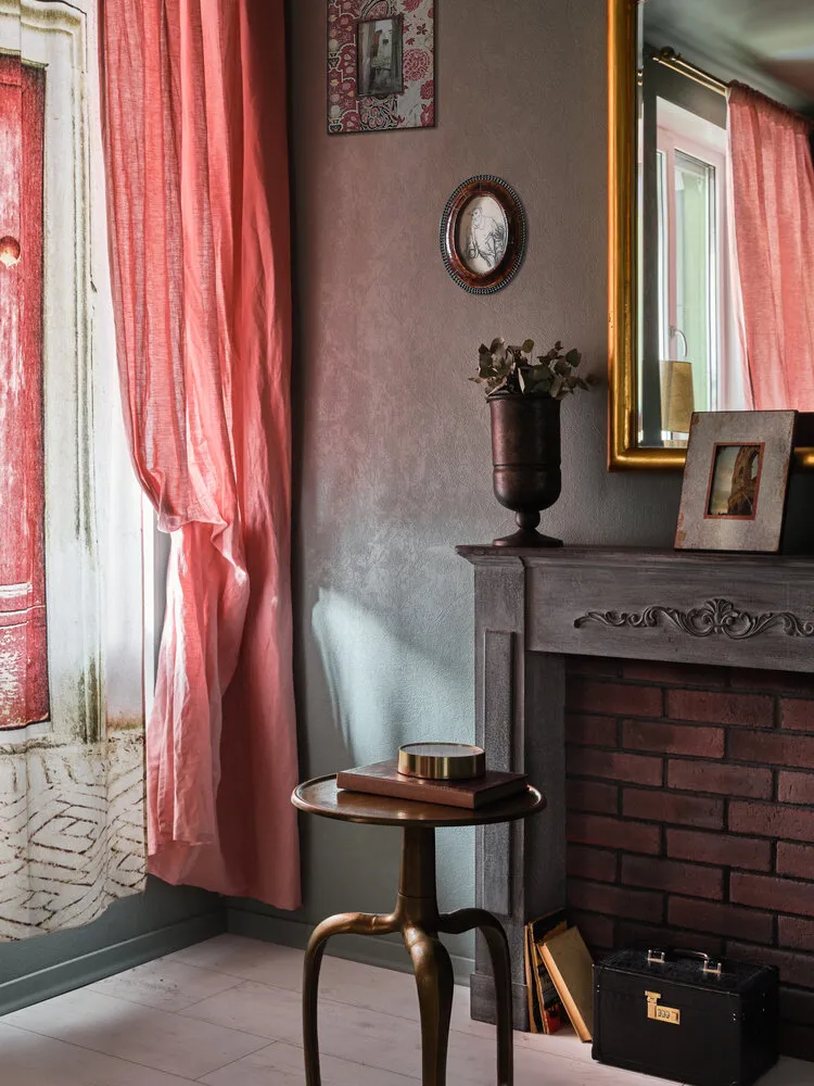 A los diseñadores les gustó usar una gama no típica de San Petersburgo. Por eso decidieron usar combinaciones de verde y rosa con diferentes tonos dorados.