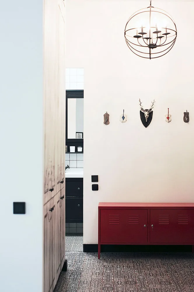 Фотографія: Прихожа в стилі Еклектика, Лофт, Квартира, Студія, Дім, Декор, Поради, Білий, Чорний, Червоний, Сірий, Коричневий, 1 кімната, 2 кімнати, 3 кімнати, енциклопедія_декор – фото на нашому сайті